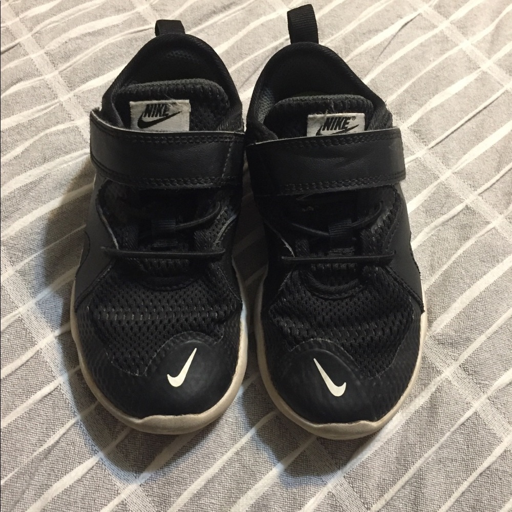 Black nike sneakers